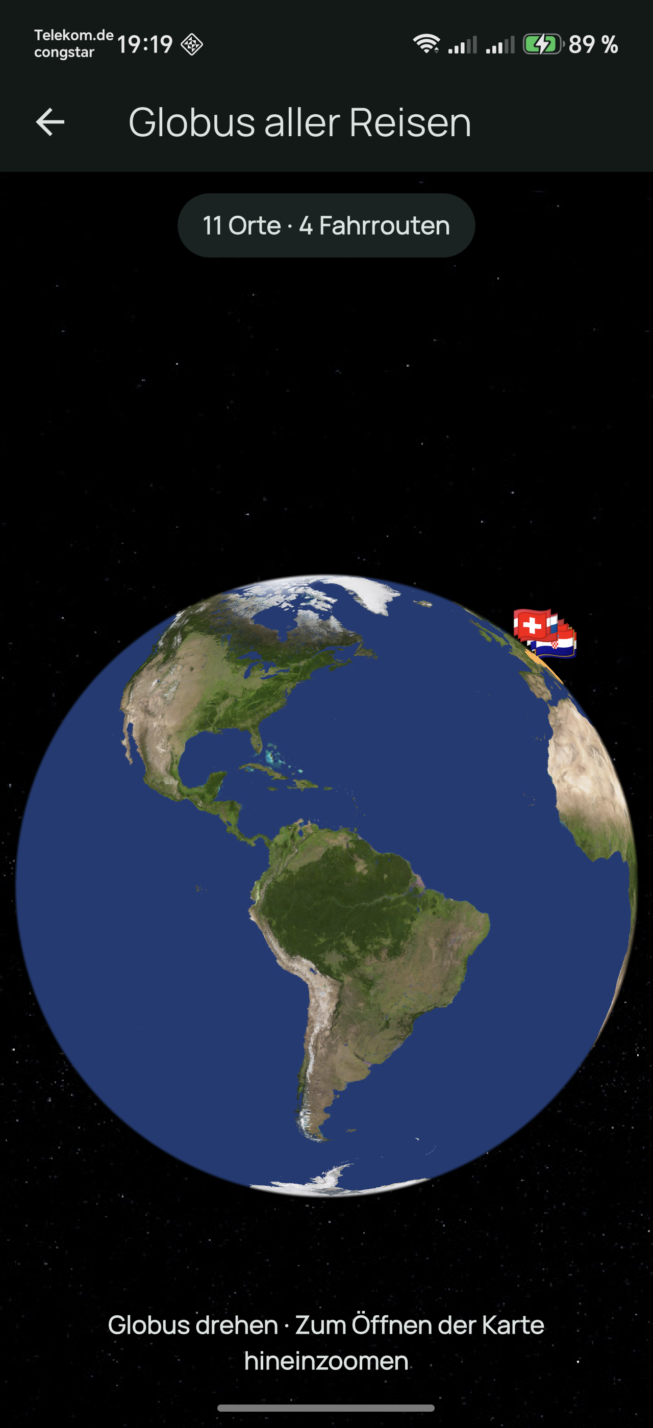 Drehbarer Globus mit den Orten und Fahrrouten aller Reisen